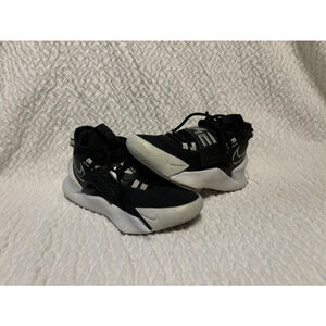 Boys Nike Basketball Shoes Size US 4Y Black grey